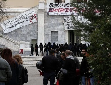 Σε αστυνομικό κλοιό το κέντρο της Αθήνας για την πορεία του Πολυτεχνείου – Ποιοι δρόμοι και σταθμοί κλείνουν